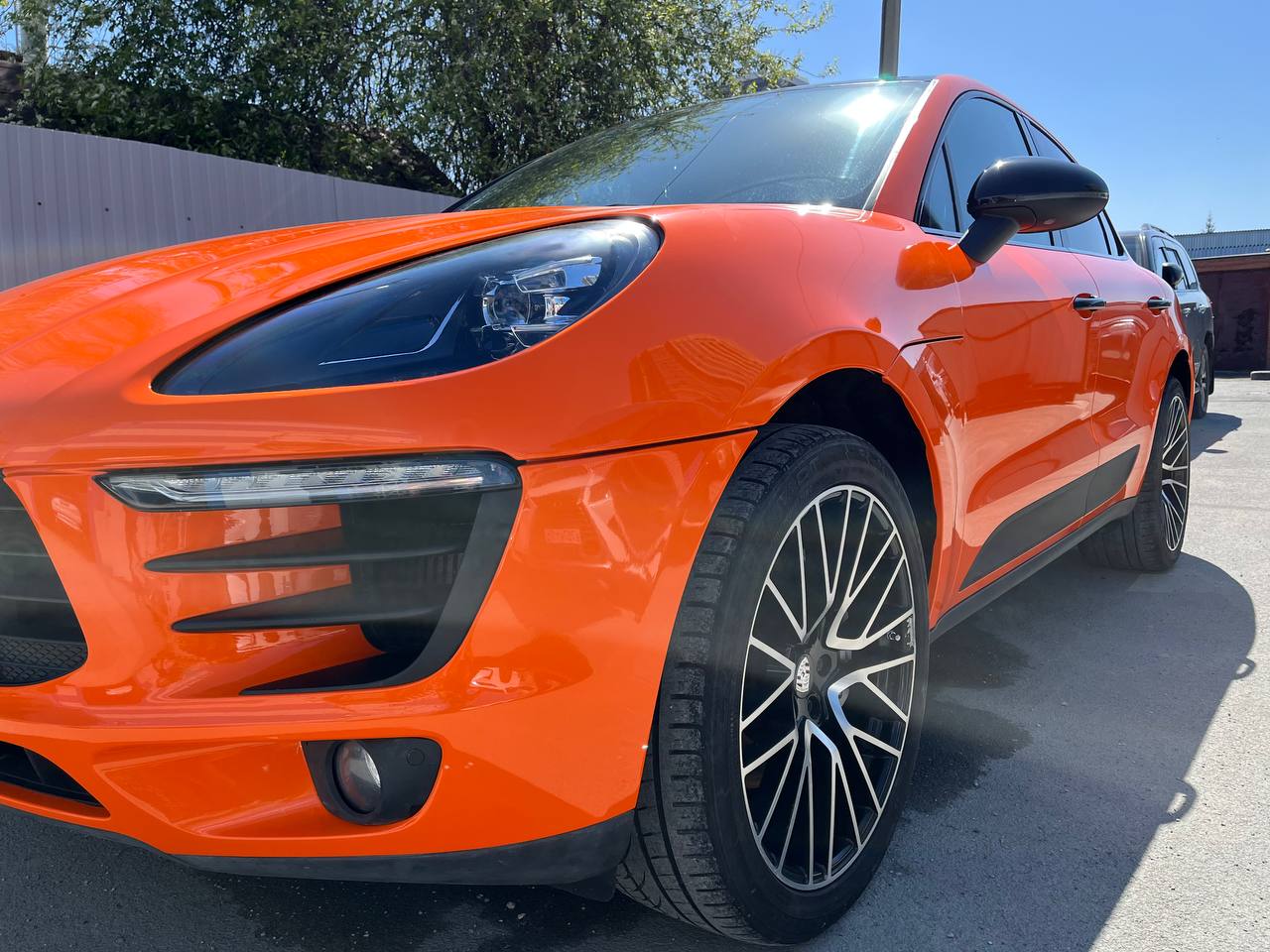 Порше Макан, который изначально был черным, теперь имеет потрясающий апельсиновый цвет! Если ты тоже хочешь такую перемену для своего автомобиля и защитить его от сколов и царапин или просто интересуе... | Сетка — социальная сеть от hh.ru