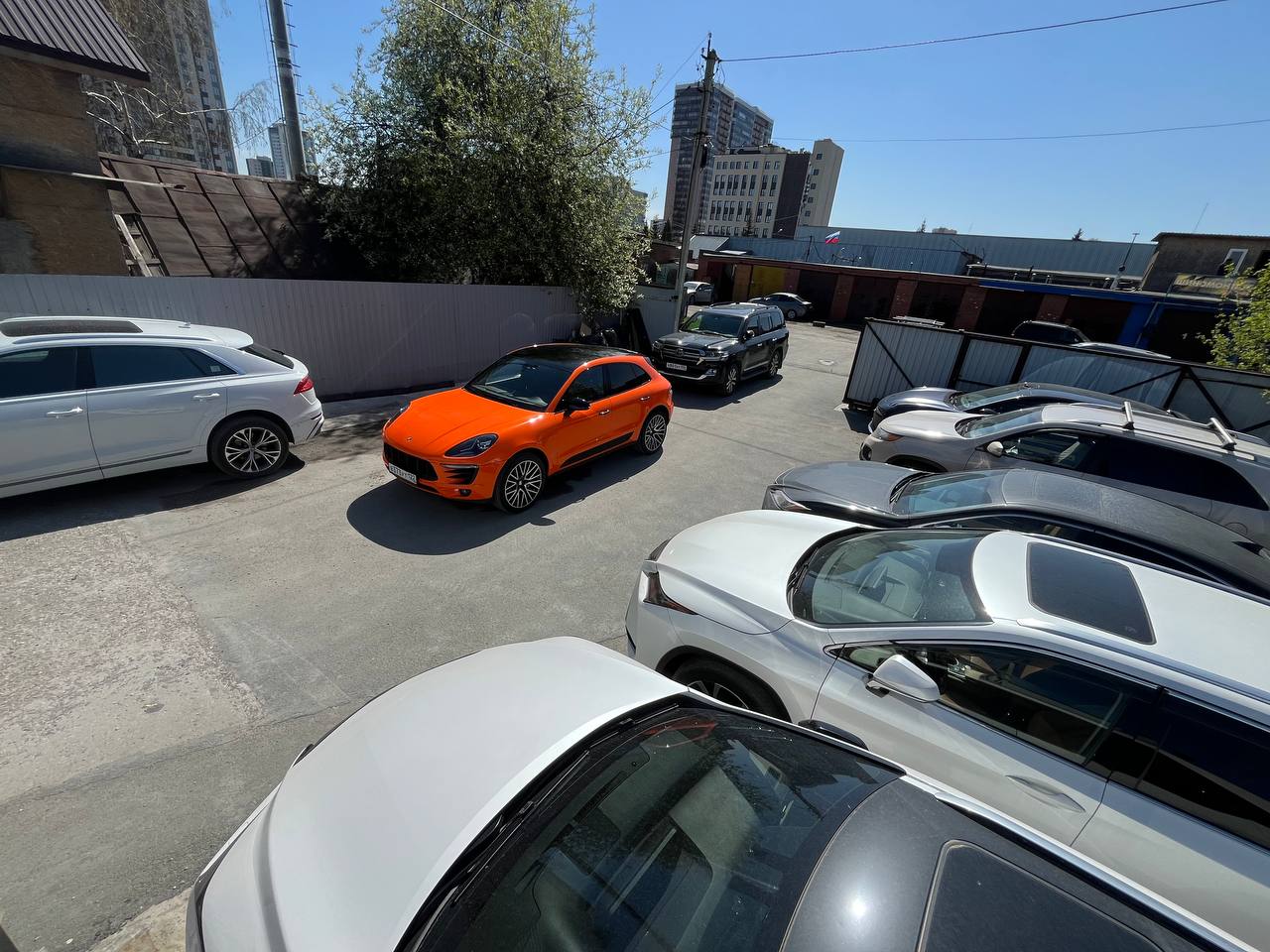 Порше Макан, который изначально был черным, теперь имеет потрясающий апельсиновый цвет! Если ты тоже хочешь такую перемену для своего автомобиля и защитить его от сколов и царапин или просто интересуе... | Сетка — социальная сеть от hh.ru