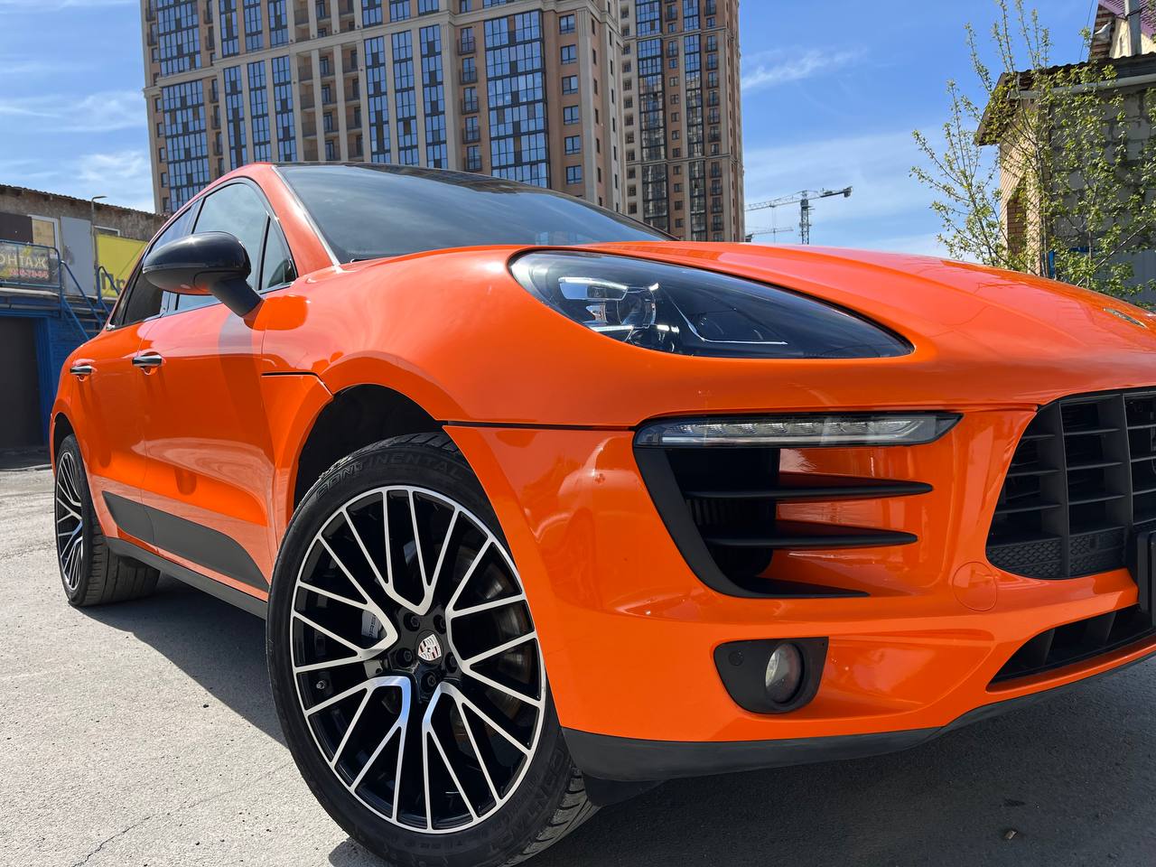 Порше Макан, который изначально был черным, теперь имеет потрясающий апельсиновый цвет! Если ты тоже хочешь такую перемену для своего автомобиля и защитить его от сколов и царапин или просто интересуе... | Сетка — социальная сеть от hh.ru