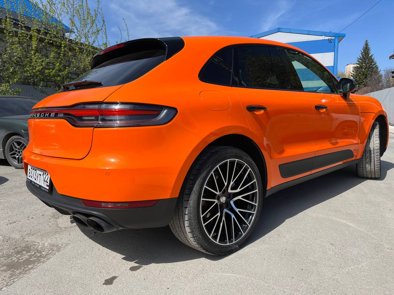 Порше Макан, который изначально был черным, теперь имеет потрясающий апельсиновый цвет! Если ты тоже хочешь такую перемену для своего автомобиля и защитить его от сколов и царапин или просто интересуе... | Сетка — социальная сеть от hh.ru