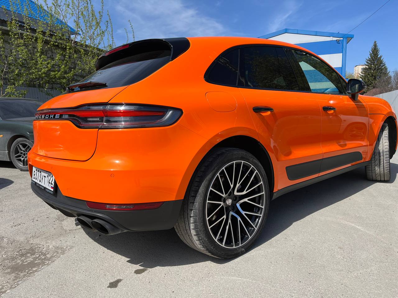 Порше Макан, который изначально был черным, теперь имеет потрясающий апельсиновый цвет! Если ты тоже хочешь такую перемену для своего автомобиля и защитить его от сколов и царапин или просто интересуе... | Сетка — социальная сеть от hh.ru