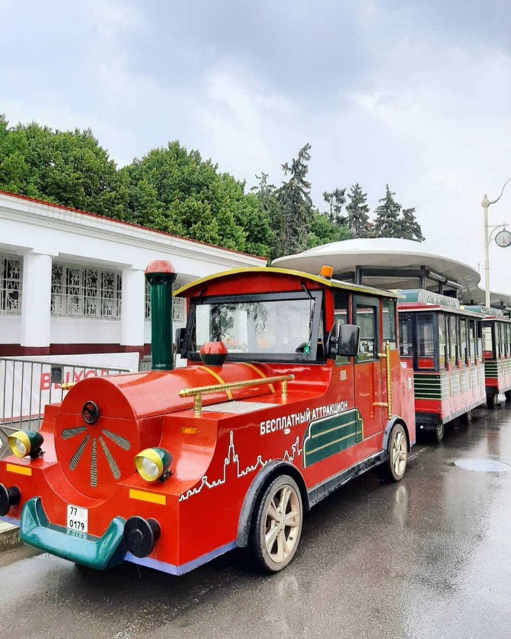 🚂Бесплатный паровозик курсирует на ВДНХОфициально этот аттракцион называется: "Поезд для туристических поездок по территории ВДНХ".
Паровозик прокатит любого желающего вне зависимости от возраста | Сетка — социальная сеть от hh.ru