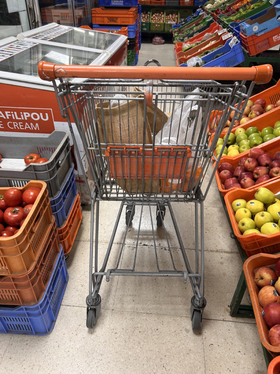Я как-то писал пост про важность тестирования продуктов в реальных условиях. Вот ещё один пример.
Недалеко от моего дома есть небольшой магазинчик, где я часто покупаю фрукты и овощи | Сетка — социальная сеть от hh.ru