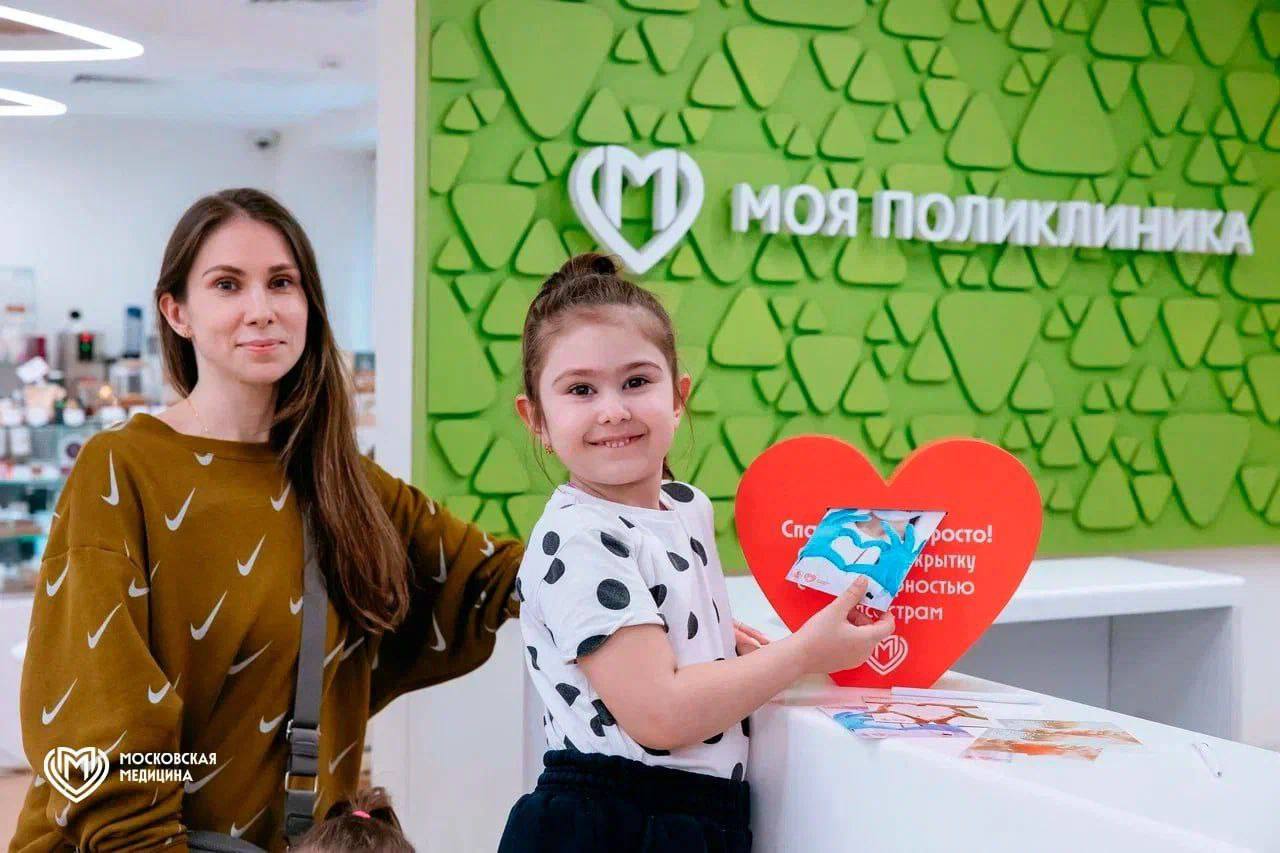 👩‍⚕️В День медсестры в Москве установлены белые сердца – символ профессии. Горожане могут подписать благодарственные открытки, а известные артисты поздравили медицинских специалистов | Сетка — социальная сеть от hh.ru