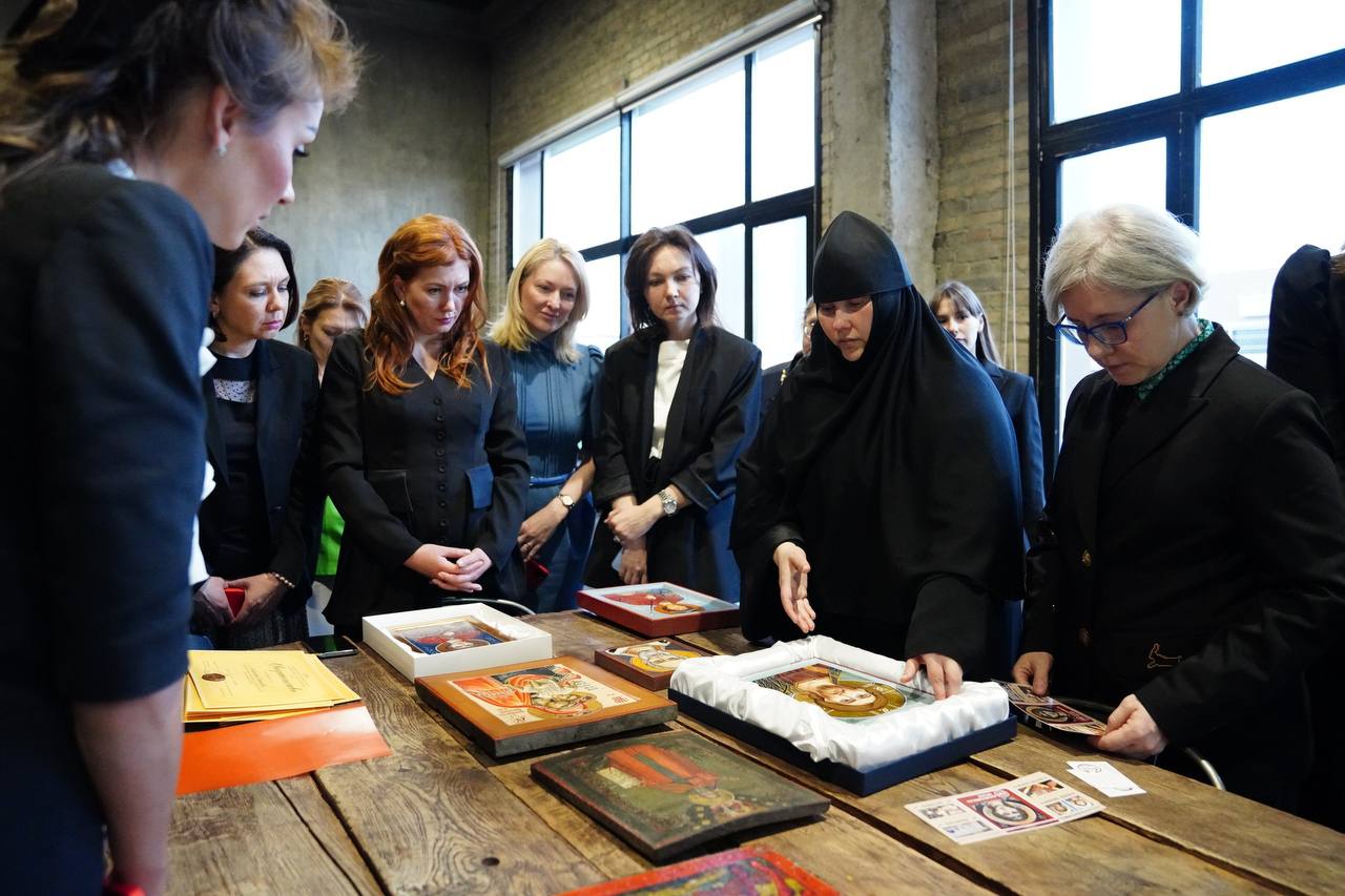 Раскрыла секрет
«Секрету фирмы» рассказала о дарении икон и предметов с религиозным смыслом с точки зрения норм этикета.
Почитайте, в материале есть комментарии и священнослужителя | Сетка — социальная сеть от hh.ru