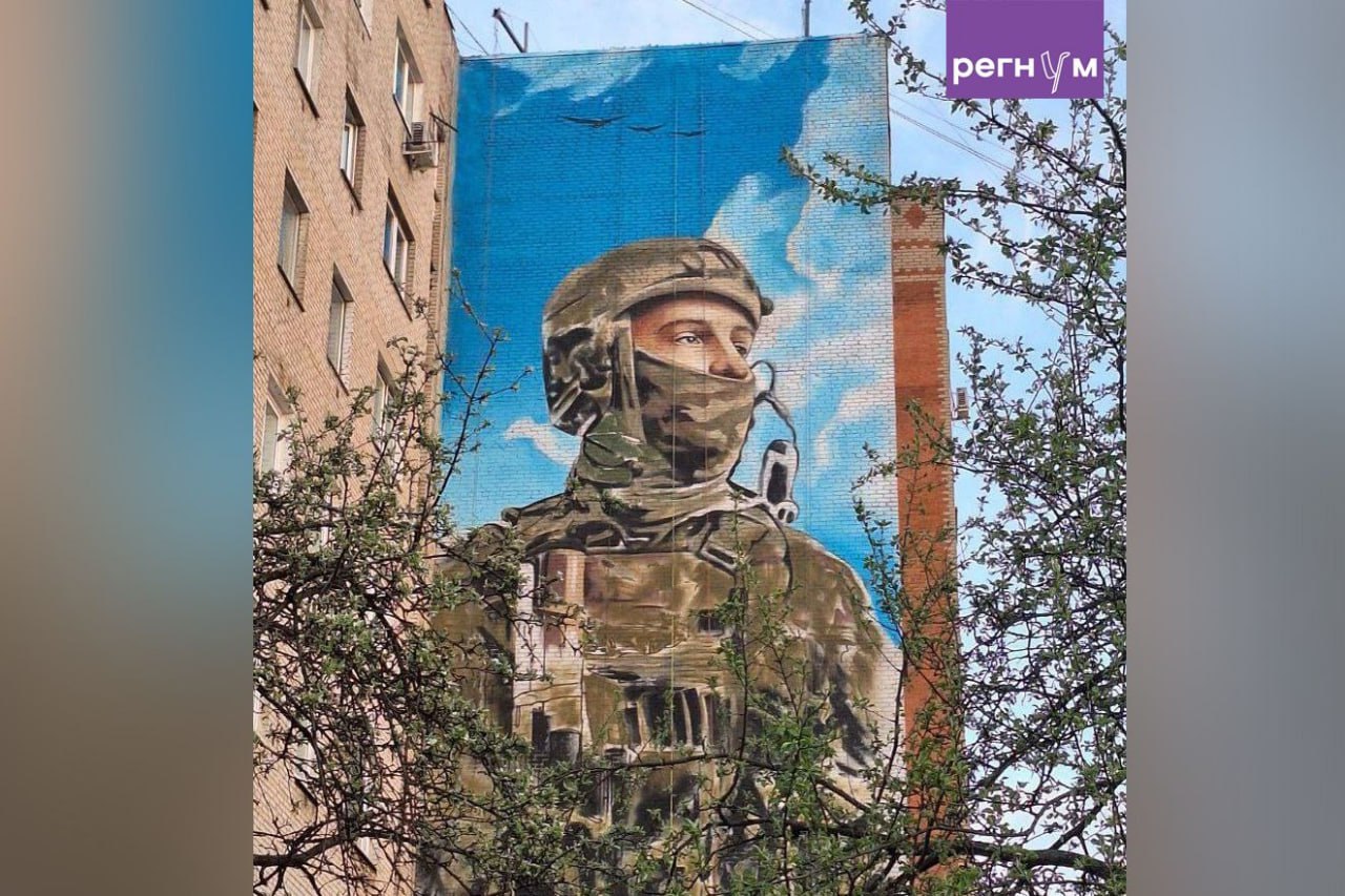 ⏺ Весьма показательная история фейла, связанная с ИИ, случилась в Люберцах
К 80-летию победы администрация города заказала три мурала на домах с изображением военных на СВО | Сетка — социальная сеть от hh.ru