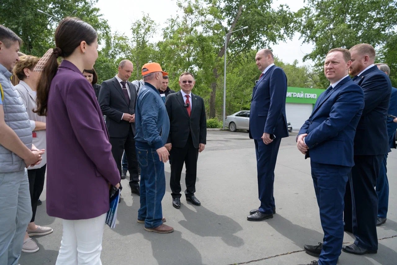 Глава Минстроя России Ирек Файзуллин совместно с врио Губернатора Оренбургской области Евгением Солнцевым в рамках рабочей поездки в Орск посетили «Парк «Строителей»
🌳 В парке, пострадавшем от паводка... | Сетка — социальная сеть от hh.ru