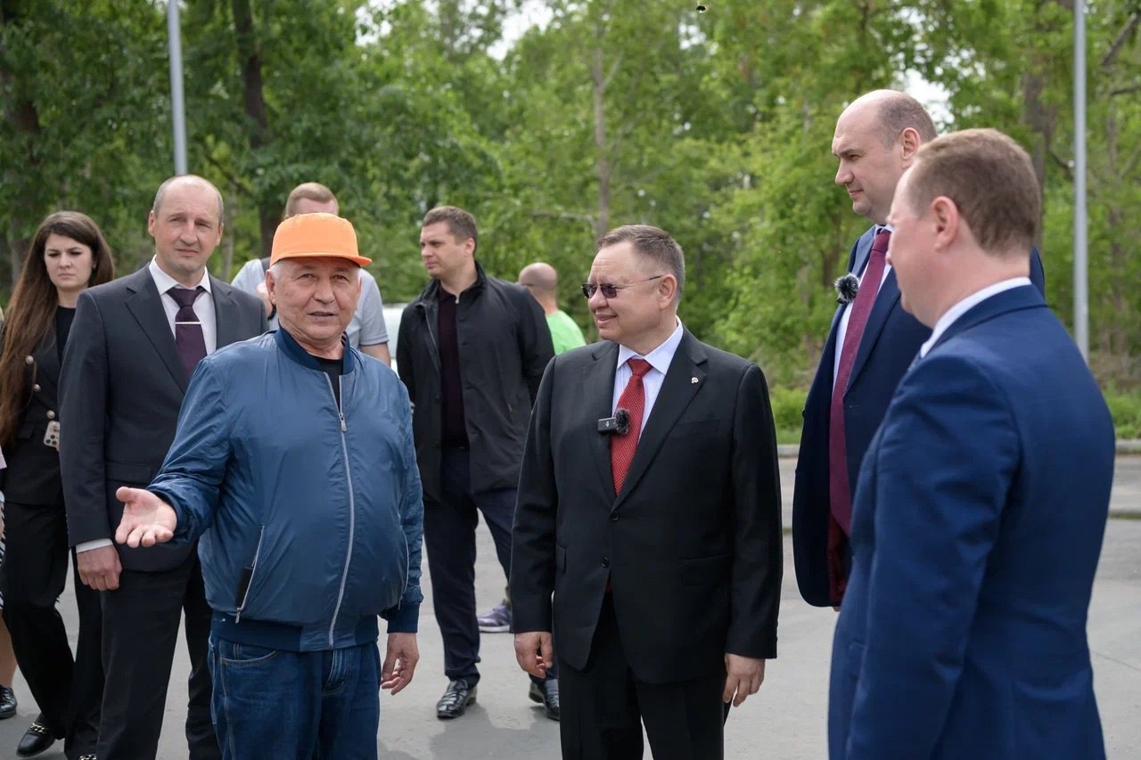 Глава Минстроя России Ирек Файзуллин совместно с врио Губернатора Оренбургской области Евгением Солнцевым в рамках рабочей поездки в Орск посетили «Парк «Строителей»
🌳 В парке, пострадавшем от паводка... | Сетка — социальная сеть от hh.ru
