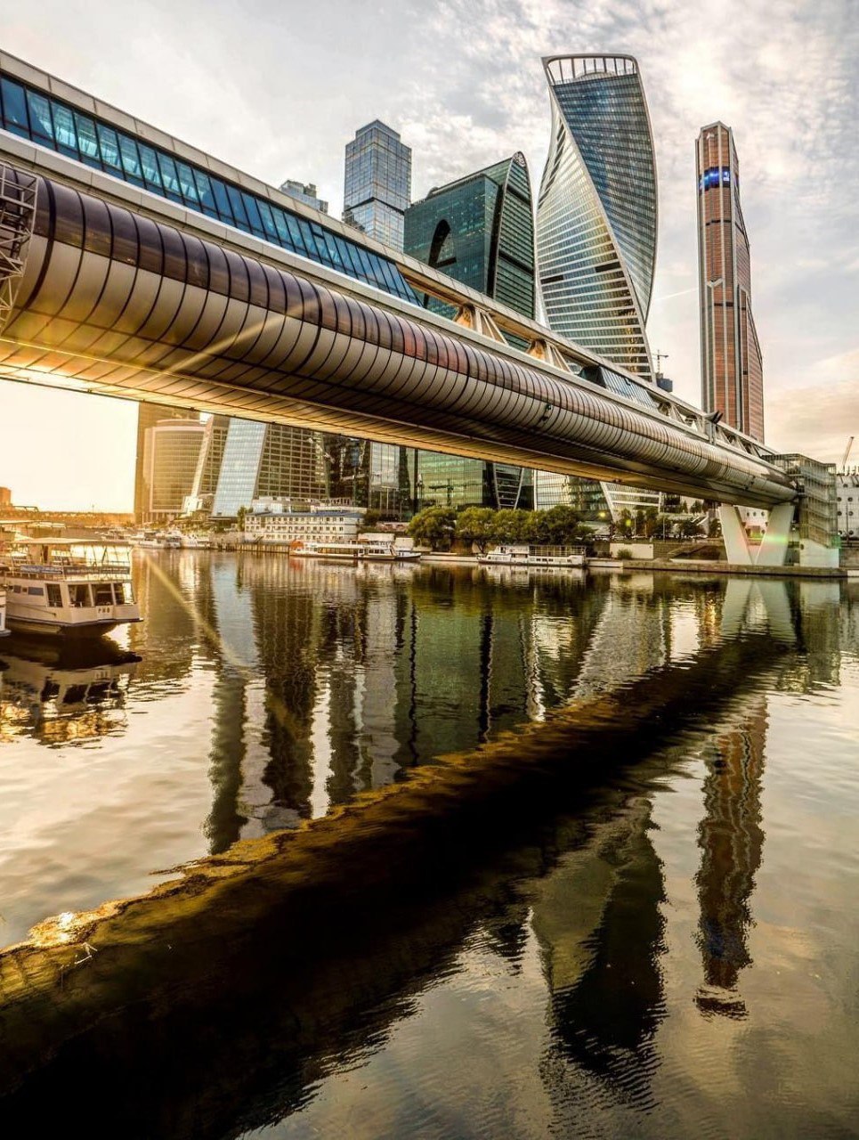 🌉Красивые мосты в Москве для вечерней прогулки
Московские прогулки приносят радость многим горожанам и гостям столицы | Сетка — социальная сеть от hh.ru