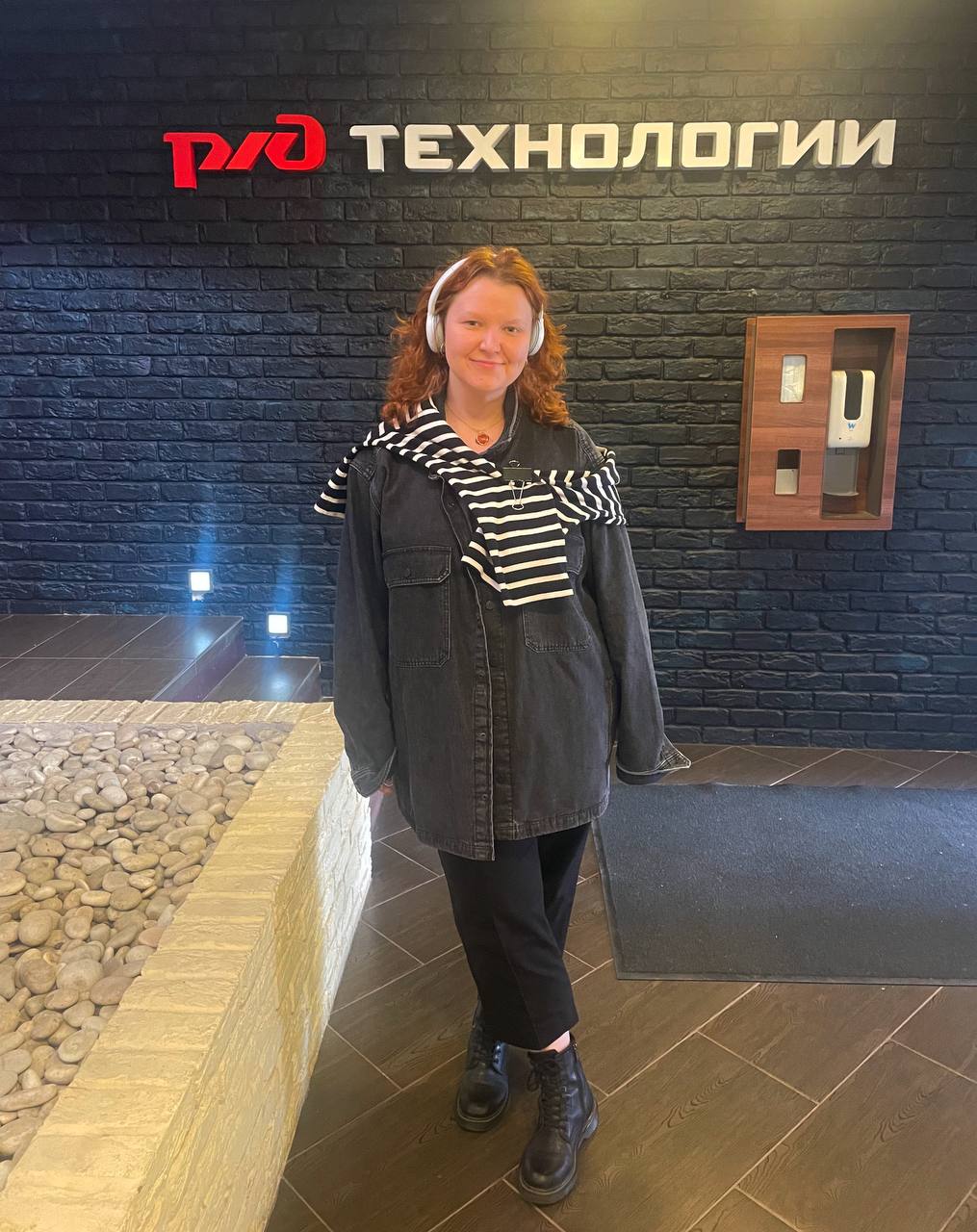 Представляете, уже год прошел 🙈
Ровно год назад примерно в это время попросила охранника сфотографировать меня в первый рабочий день | Сетка — социальная сеть от hh.ru