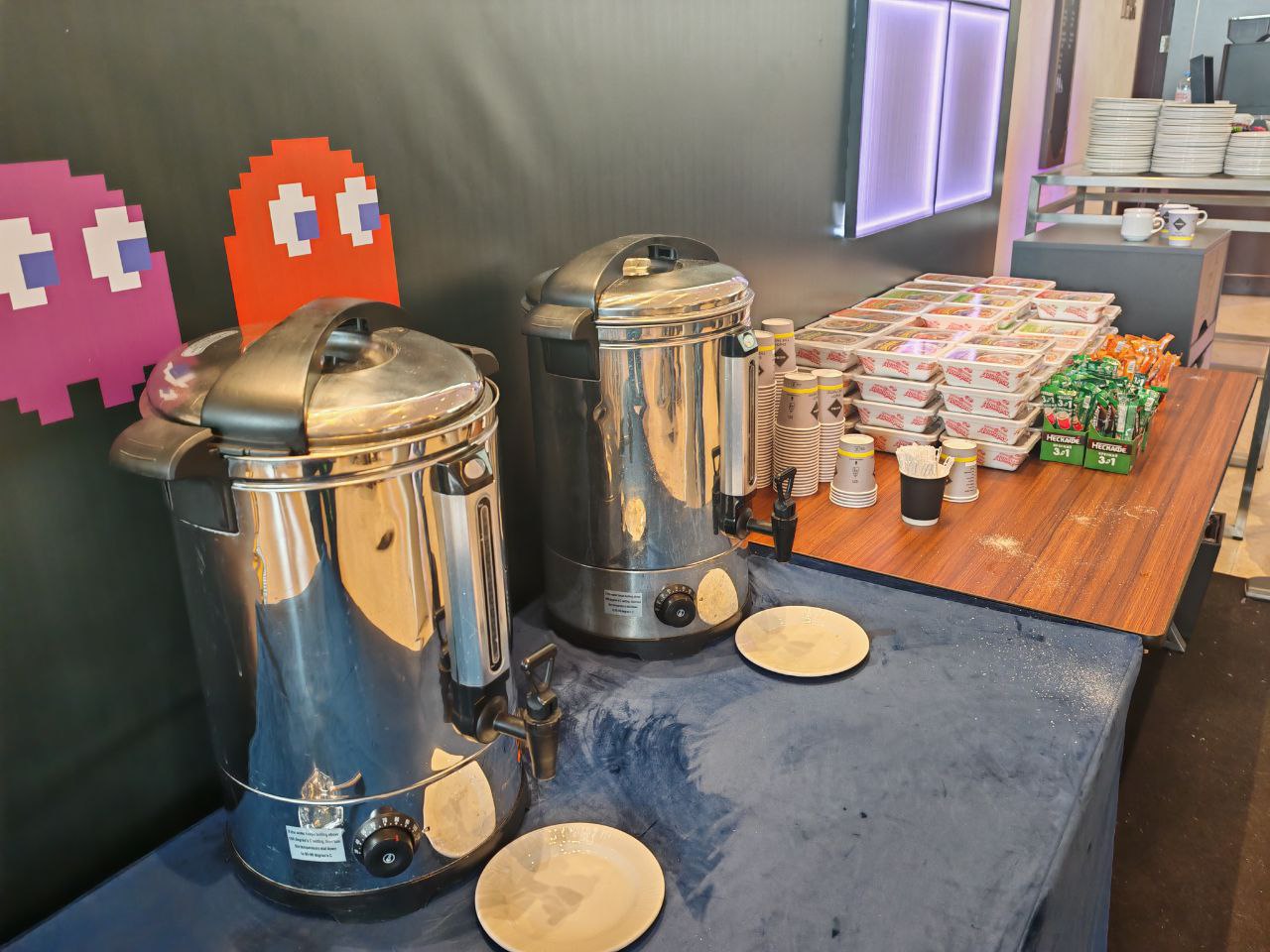 Кормим посетителей дошиком и поим растворимым кофе. Дорого. | Сетка — социальная сеть от hh.ru