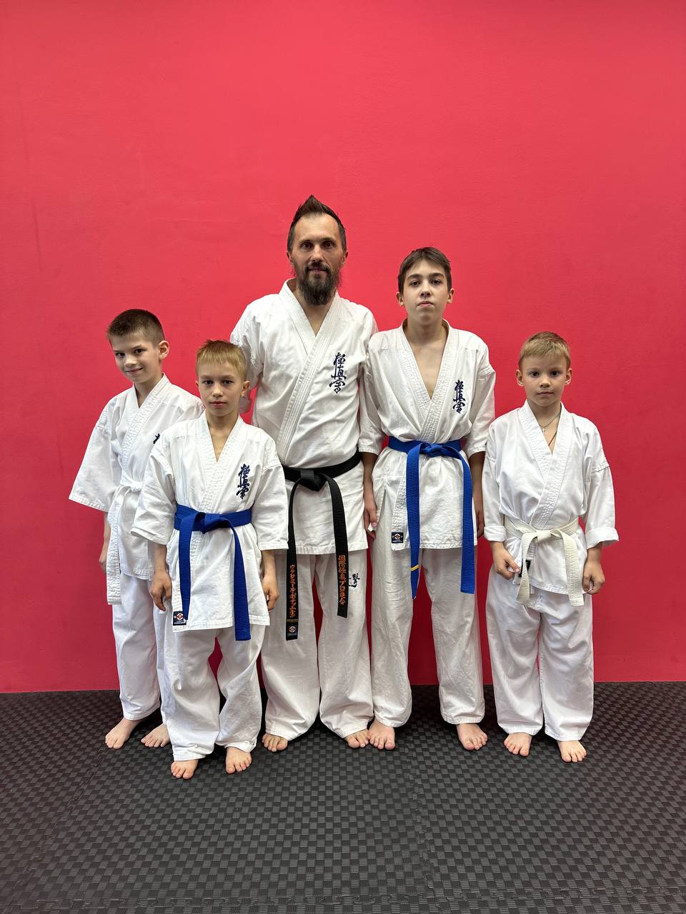 Наши ребята усердно готовятся!🥋
Скоро важные соревнования и аттестация на пояса — а это значит, что в зале кипит работа! 💪 Каждая тренировка — это шаг к новым победам и достижениям | Сетка — социальная сеть от hh.ru
