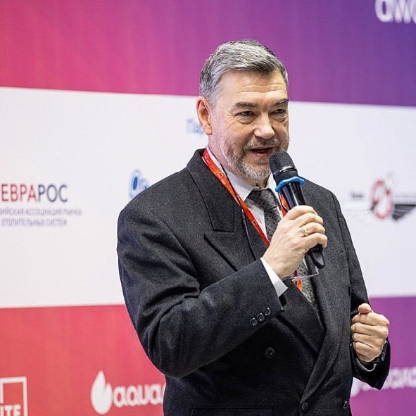 СОК 2025/04 Разговор с руководителем «ЕВРАРОС» — от идеологии до технологий
Наше интервью о настоящем и будущем отопительной отрасли случилось на крыше бизнес-центра, где располагается офис Ассоциации... | Сетка — социальная сеть от hh.ru