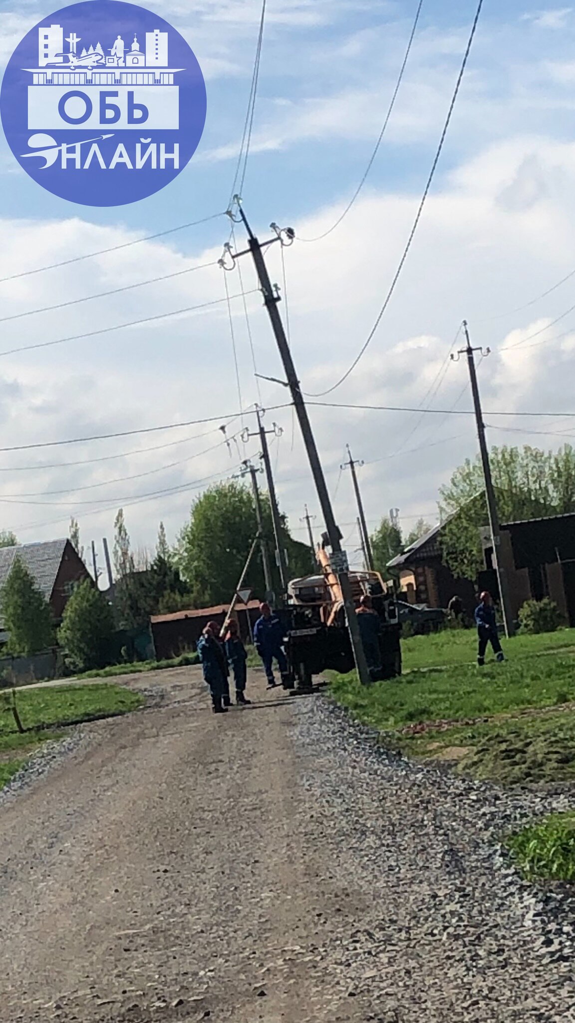 ↗ На переулке Водопроводном много сотрудников РЭС. И монтажники, и буровая. Видимо опоры менять будут | Сетка — социальная сеть от hh.ru