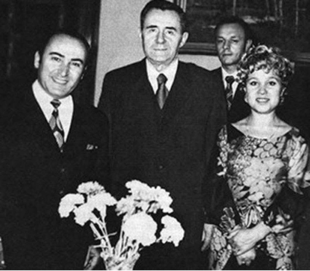 Интересно, что уже несколько раз моего свекра, на фото слева от Громыко, путали с другим советским дипломатом, мужем прекрасной актрисы Румянцевой, также на фото, Вилли Хштояном | Сетка — социальная сеть от hh.ru