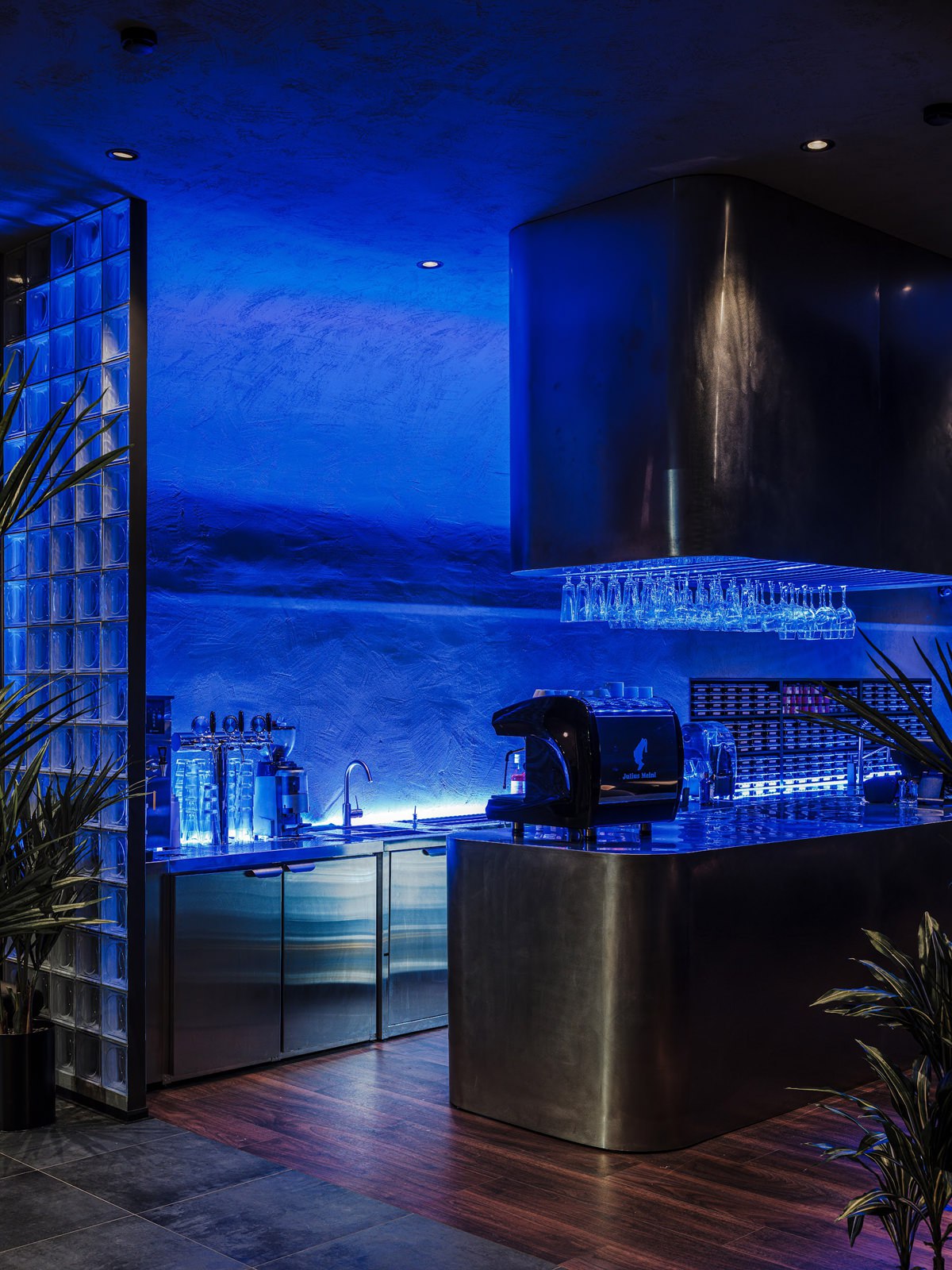 Смелый эксперимент в исполнении бюро Open A и ведущего архитектора Анастасии Подъяблонской — новое модное место на карте города. Смотрите и читайте на сайте wajournal | Сетка — социальная сеть от hh.ru