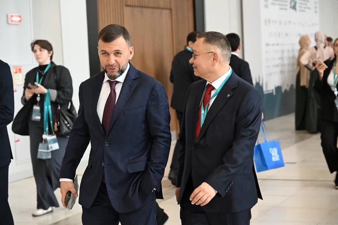 Министр строительства и ЖКХ РФ Ирек Файзуллин осмотрел стенд Донецкой Народной Республики, представленный на выставке Международного экономического форума «Россия — Исламский мир: KazanForum»
Совместн... | Сетка — социальная сеть от hh.ru
