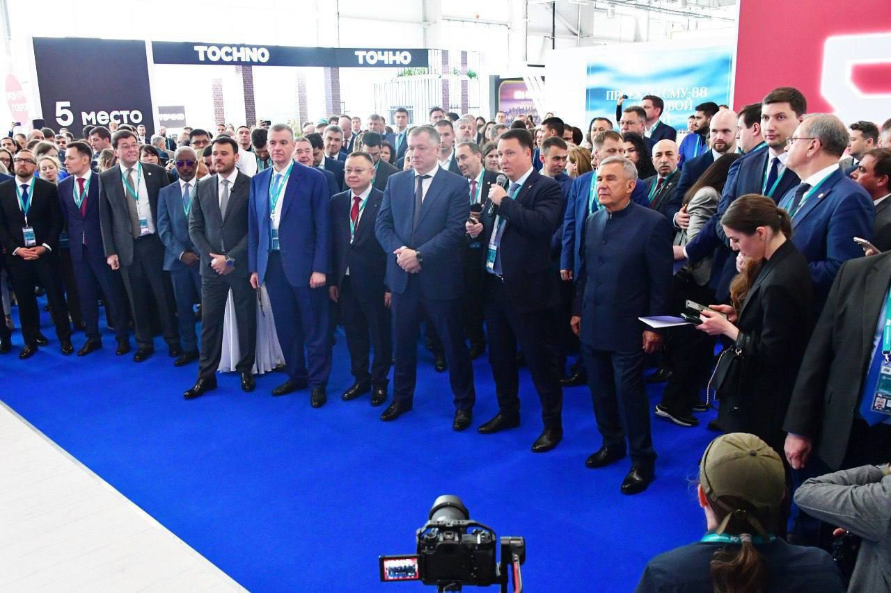 Совместно с вице-премьером Маратом Хуснуллин и Раисом Республики Татарстан Рустамом Миннихановым Глава Минстроя России Ирек Файзуллин ознакомился с лучшими достижениями сферы строительства и недвижимо... | Сетка — социальная сеть от hh.ru