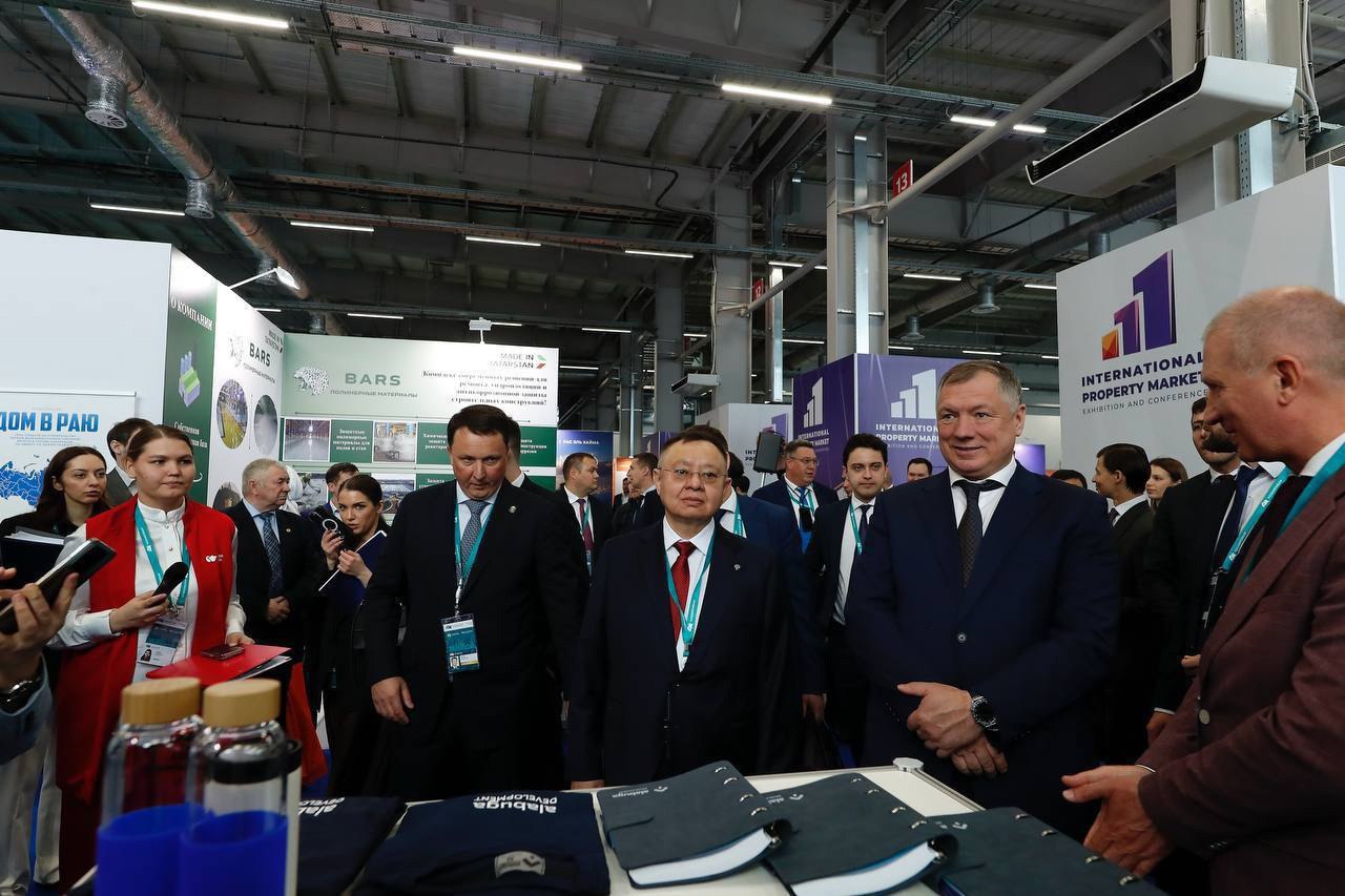 Совместно с вице-премьером Маратом Хуснуллин и Раисом Республики Татарстан Рустамом Миннихановым Глава Минстроя России Ирек Файзуллин ознакомился с лучшими достижениями сферы строительства и недвижимо... | Сетка — социальная сеть от hh.ru