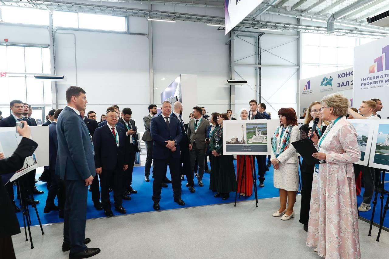Совместно с вице-премьером Маратом Хуснуллин и Раисом Республики Татарстан Рустамом Миннихановым Глава Минстроя России Ирек Файзуллин ознакомился с лучшими достижениями сферы строительства и недвижимо... | Сетка — социальная сеть от hh.ru
