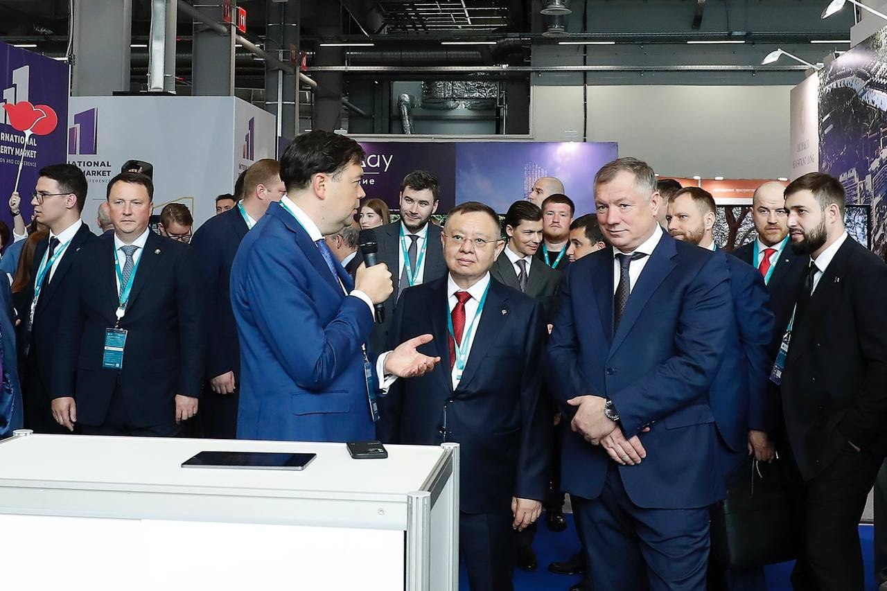 Совместно с вице-премьером Маратом Хуснуллин и Раисом Республики Татарстан Рустамом Миннихановым Глава Минстроя России Ирек Файзуллин ознакомился с лучшими достижениями сферы строительства и недвижимо... | Сетка — социальная сеть от hh.ru
