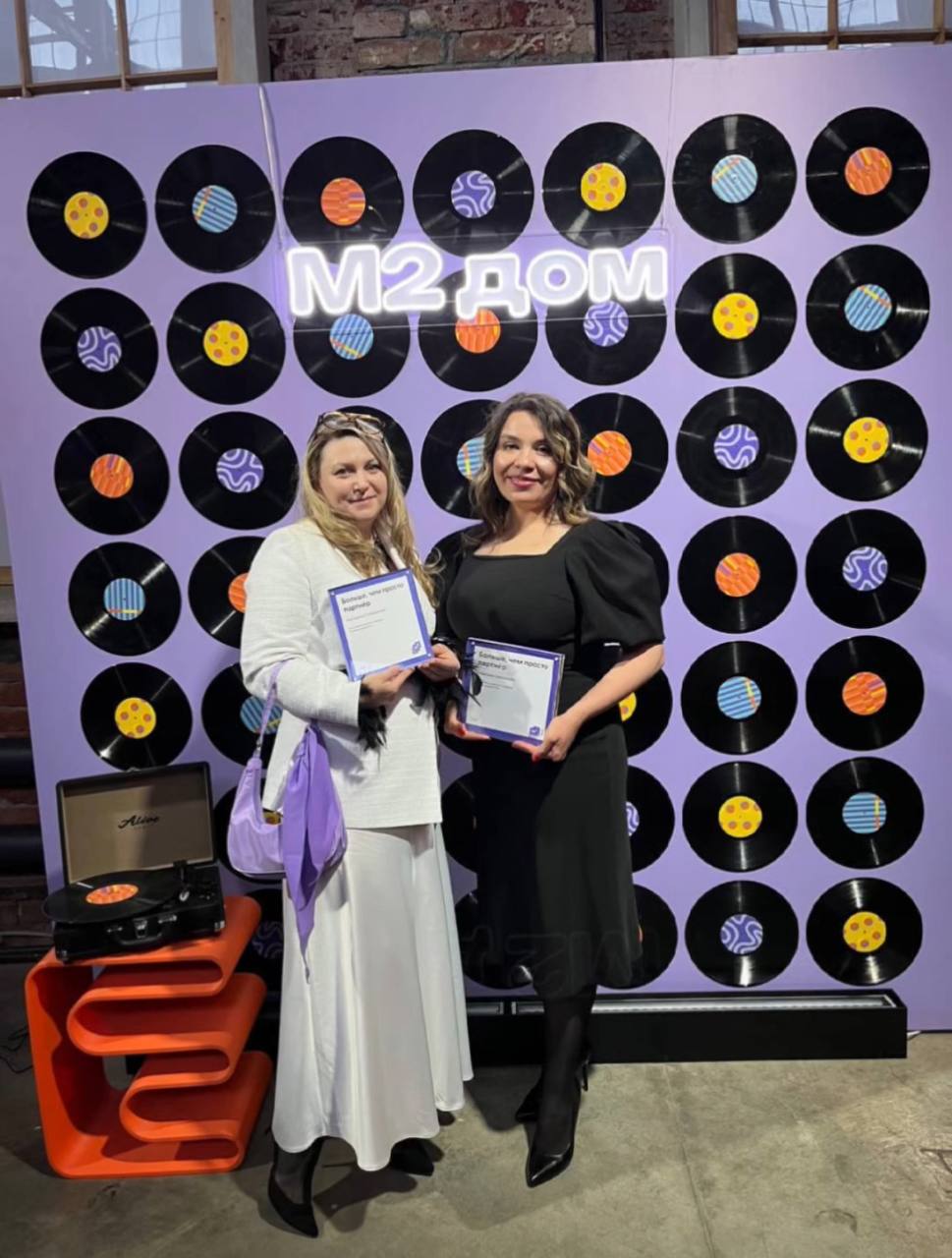 Сегодня я была на празднике дня рождения М2 — нам исполнилось 6 лет!
И это был действительно потрясающий праздник: столько родных лиц, тепла, музыки, невероятной атмосферы и искренних эмоций | Сетка — социальная сеть от hh.ru