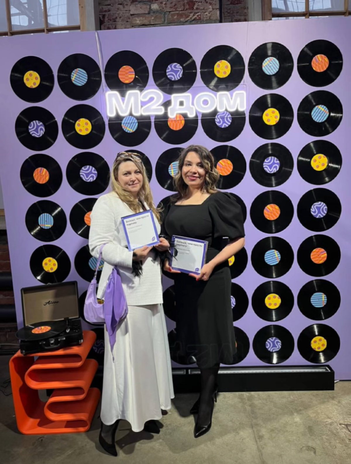 Сегодня я была на празднике дня рождения М2 — нам исполнилось 6 лет!
И это был действительно потрясающий праздник: столько родных лиц, тепла, музыки, невероятной атмосферы и искренних эмоций | Сетка — социальная сеть от hh.ru