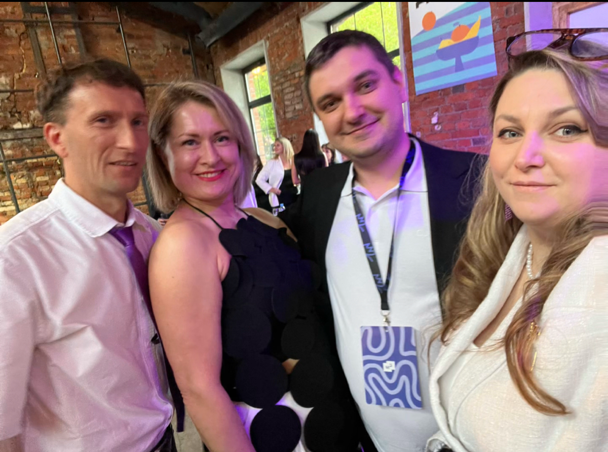 Сегодня я была на празднике дня рождения М2 — нам исполнилось 6 лет!
И это был действительно потрясающий праздник: столько родных лиц, тепла, музыки, невероятной атмосферы и искренних эмоций | Сетка — социальная сеть от hh.ru