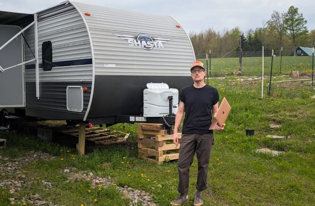 Айтишника с 20-летним опытом и зарплатой 150 тысяч долларов в год уволили, заменив нейросетями — теперь он работает курьером
После потери работы Шок К | Сетка — социальная сеть от hh.ru