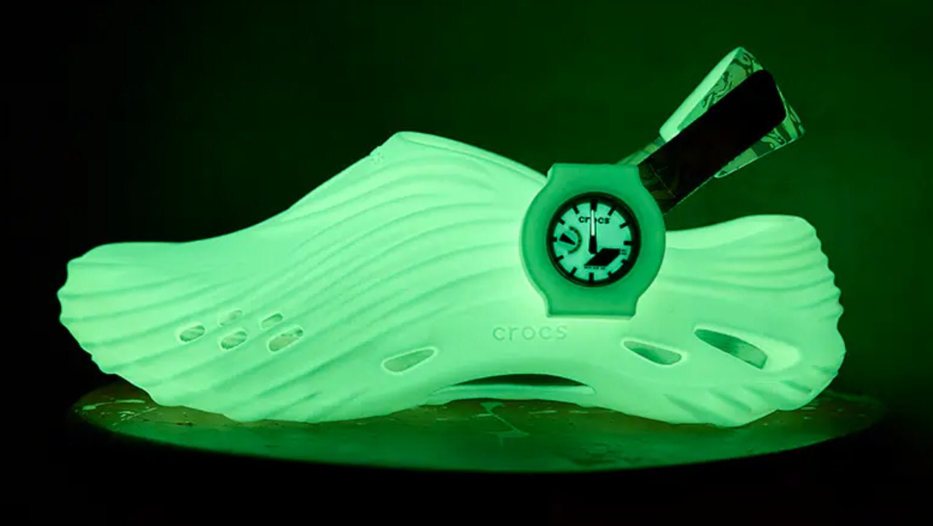 Crocs и Casio сделали дикий коллаб — сабо со встроенными G-SHOCK.
Да, прямо в обувь вмонтированы часы GA-2100, которые при желании можно вытащить и носить как обычные на руке | Сетка — социальная сеть от hh.ru