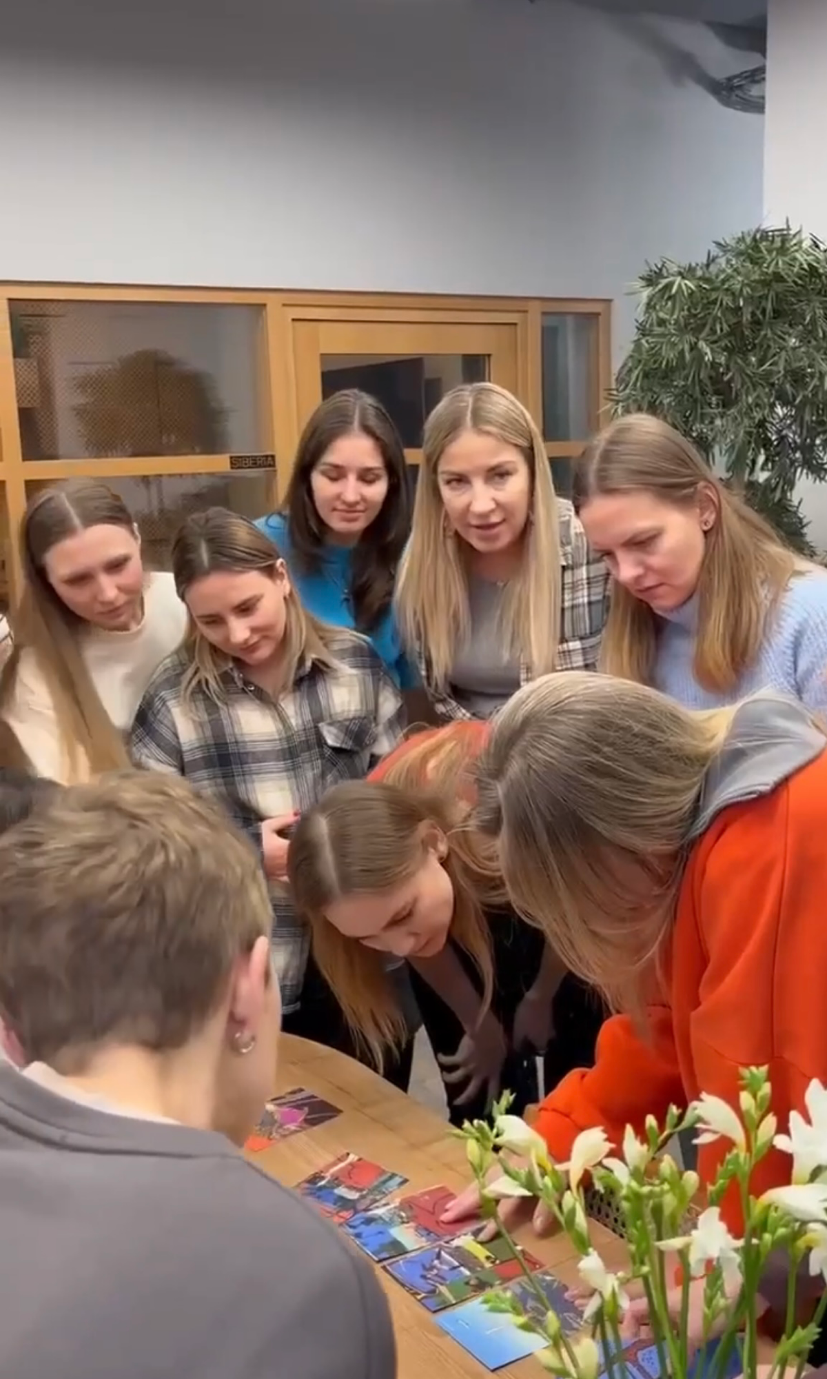 Пятница в нашей компании — особенный день ✨
Это время, когда мы не только работаем вместе, но и отдыхаем!
Каждую неделю, по пятницам в наших офисах в Москве и Екатеринбурге проходят интересные игры, м... | Сетка — социальная сеть от hh.ru