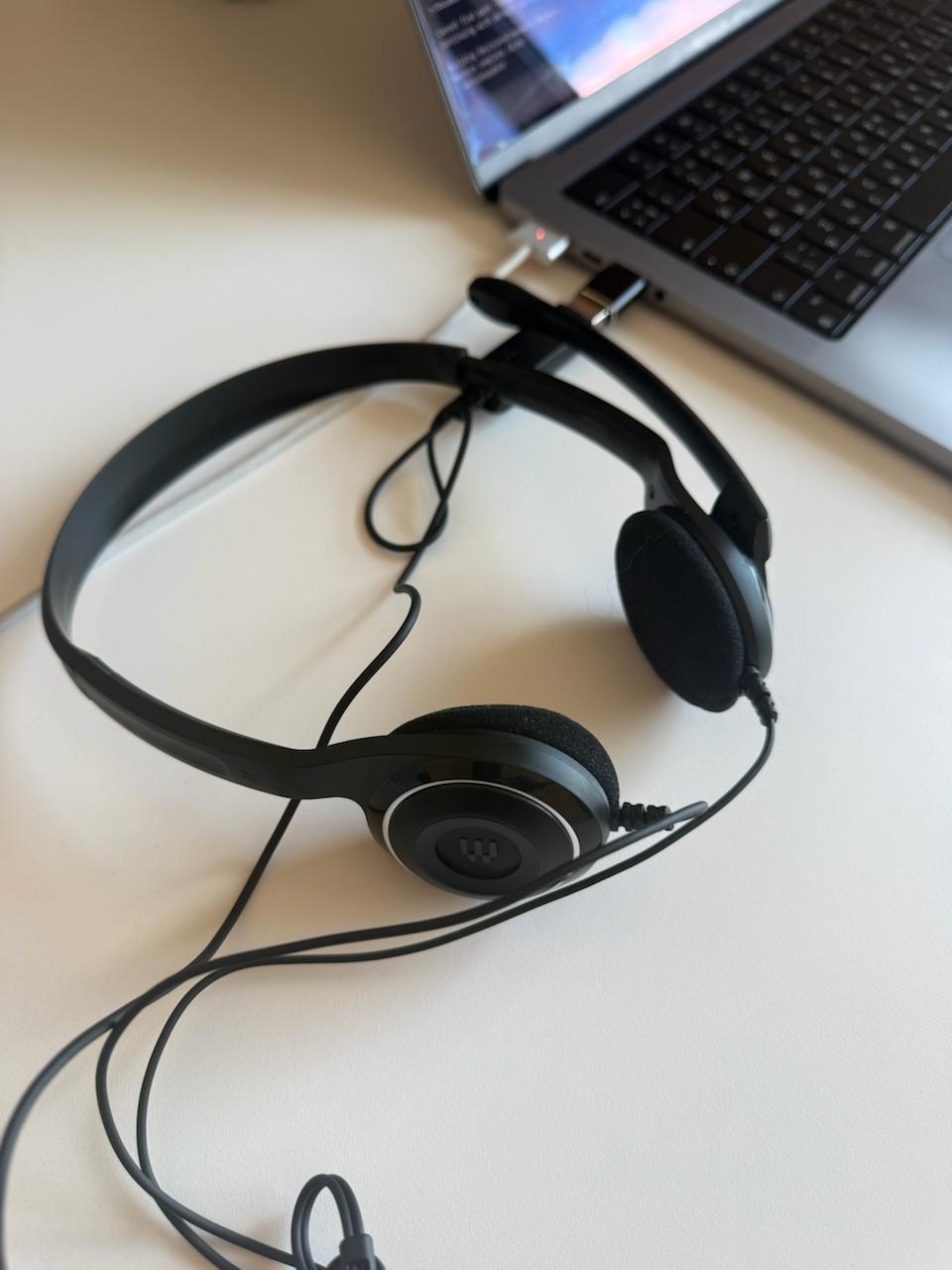 🎧 Потеря потерь ...
Моим наушникам Sennheiser стало совсем плохо. Пару лет назад я перевернулся на электросамокате — сам отделался лёгким испугом, а вот наушники получили множество трещин и переломов | Сетка — социальная сеть от hh.ru