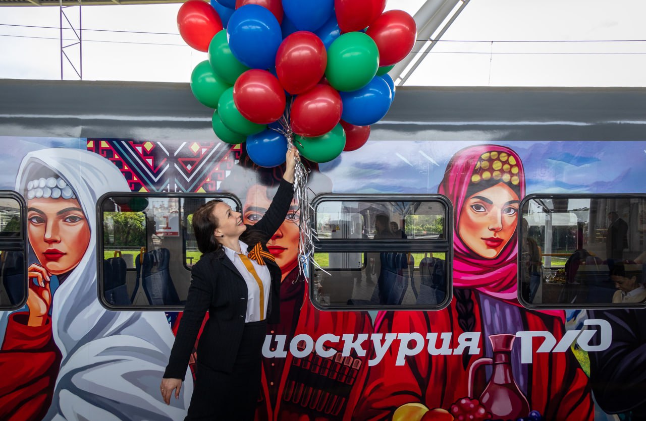 🚃 Группа Russ оформила международный туристический электропоезд
Теперь на маршруте Имеретинский курорт – Сухум курсирует новый красочный поезд «Диоскурия» | Сетка — социальная сеть от hh.ru