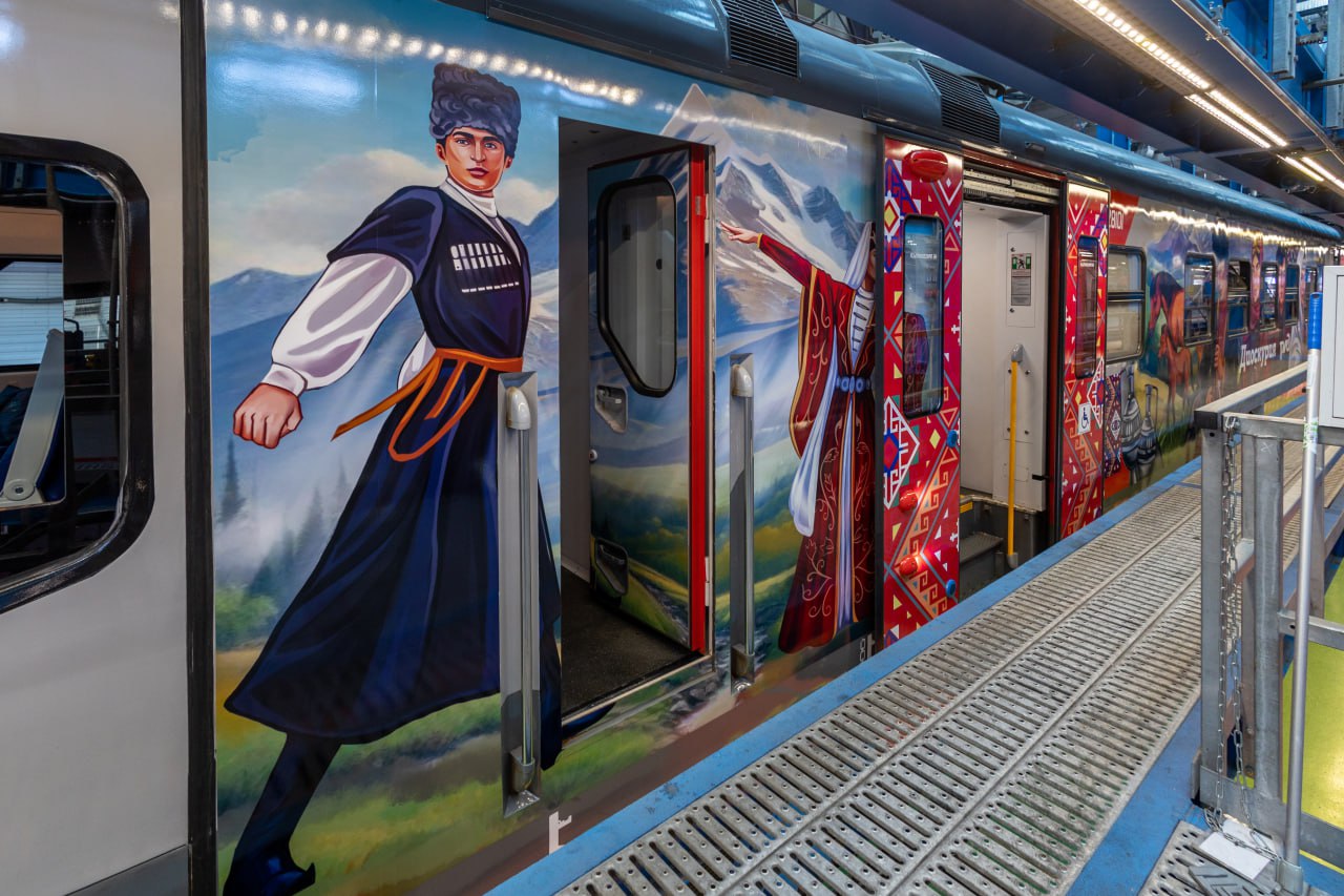 🚃 Группа Russ оформила международный туристический электропоезд
Теперь на маршруте Имеретинский курорт – Сухум курсирует новый красочный поезд «Диоскурия» | Сетка — социальная сеть от hh.ru