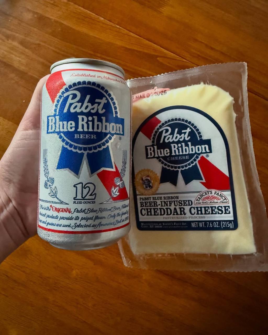 Лол, пивной СЫР выпустил американский пивоварный бренд Pabst Blue Ribbon. Это чеддер, в который буквально влили пенное при процессе приготовления.
Когда уже там пивной торт? 🍺 | Сетка — социальная сеть от hh.ru