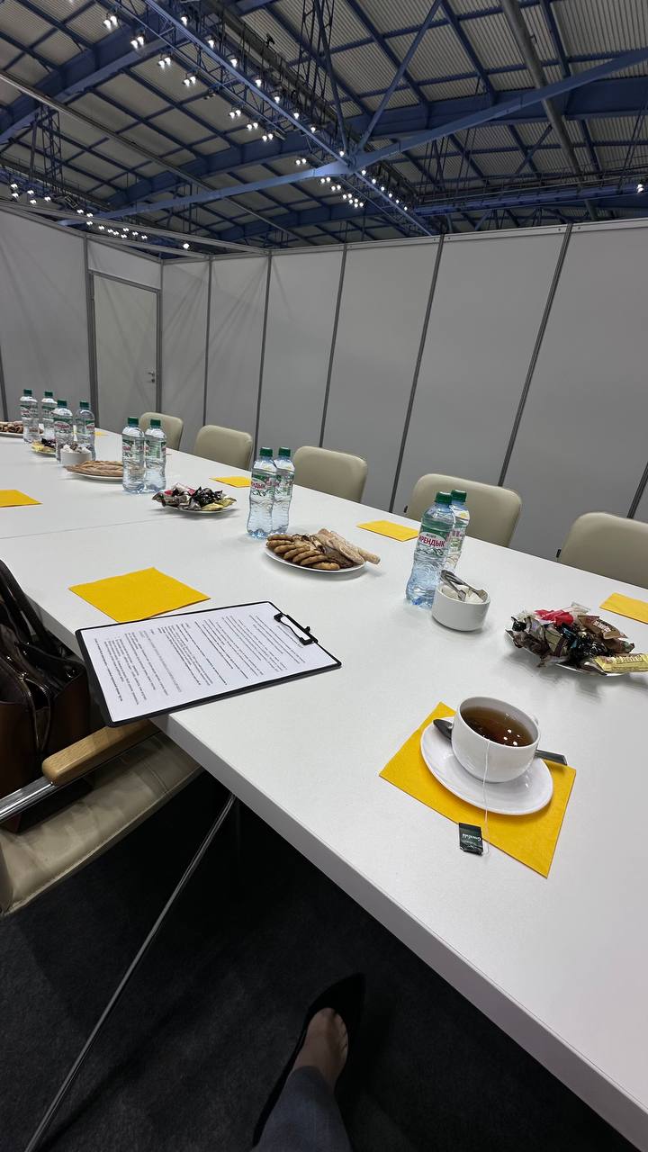 Вчера выступила на пятом офлайн-мероприятии за три месяца.
Пять сцен, и всё по теме, которая требует не только головы, но и внутреннего огня: охрана труда, кадровый дефицит, управленческий трэш | Сетка — социальная сеть от hh.ru