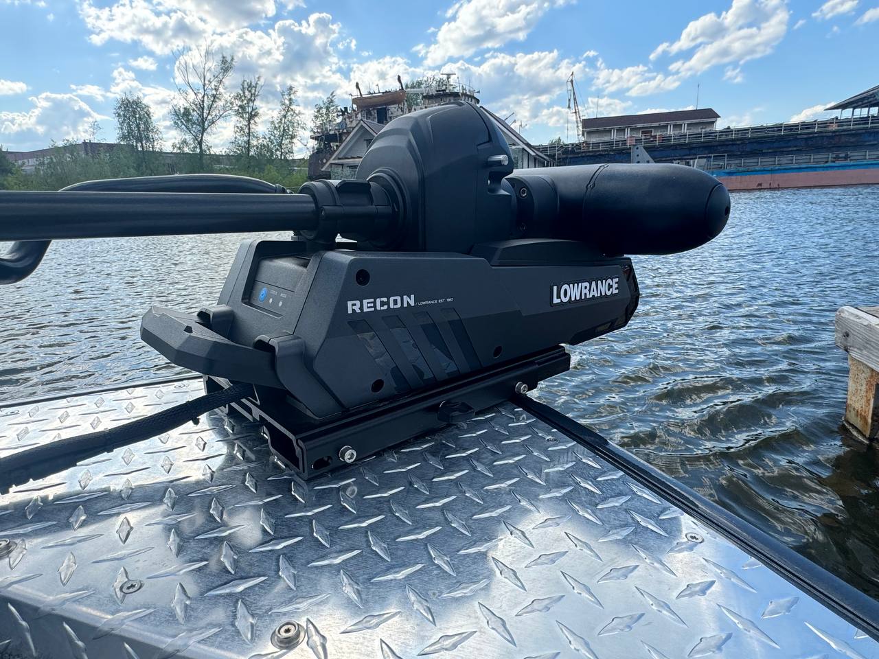 Вот такой троллинговый мотор был обнаружен на выставке ! Это новинка от Lowrance ! Модель называется RECON она заменила всеми нами любимый Motor Guide ! К сожалению в жизни так бывает , когда огромная... | Сетка — социальная сеть от hh.ru