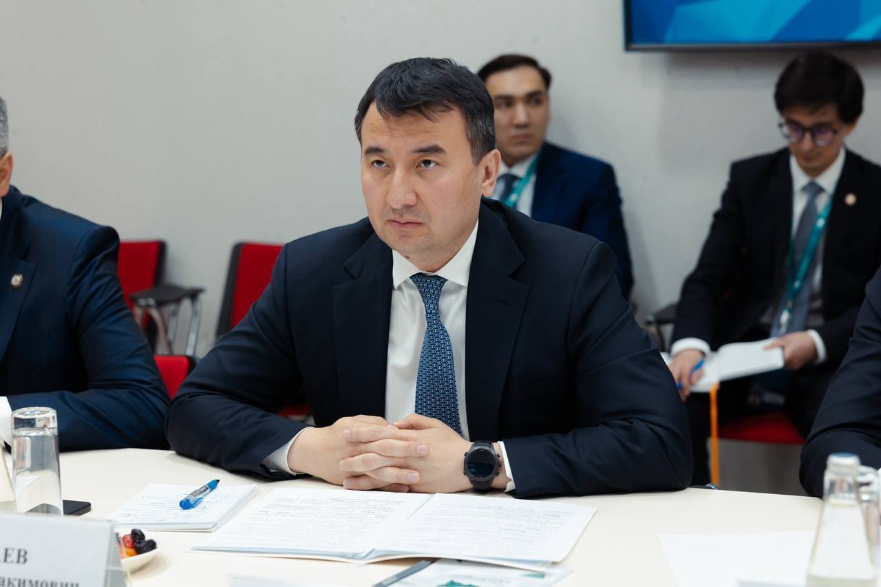 Глава Минстроя России Ирек Файзуллин принял участие в рабочей встрече вице-премьера РФ Марата Хуснуллина и Заместителя Премьер-министра Республики Узбекистан Жамшида Ходжаева
Отношения стран носят дру... | Сетка — социальная сеть от hh.ru