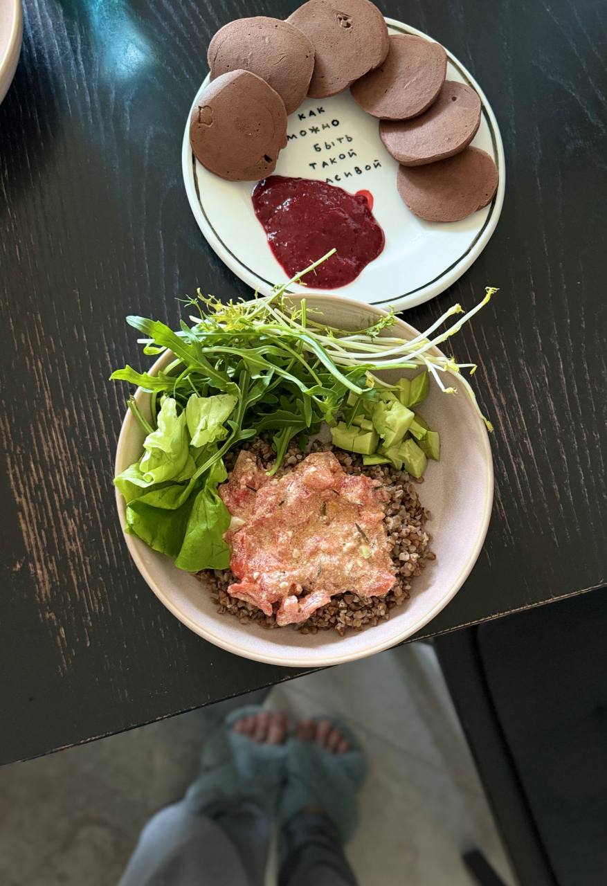 Завтраки выходного дня эпизодически отличаются от моего обычно утра) но сегодня все гибкозожно 😂
Если вы хотите с утра устроить драку, то приготовьте это варенье для панкейков/блинчиков | Сетка — социальная сеть от hh.ru