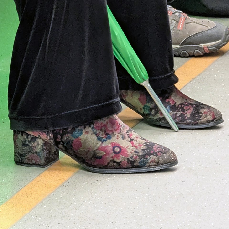 Когда в душе у тебя коврики и гобелены ;)
#обувь #май #2025г #ногимосковскогометро #NMMetro #метро #москва #разноцветный #туфли | Сетка — социальная сеть от hh.ru