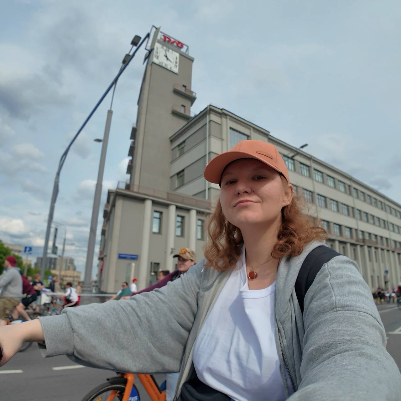 Мой первый велофестиваль ♥️
Два кружочка по Садовому с тысячами велосипедистов. Давайте такое каждый месяц устраивать | Сетка — социальная сеть от hh.ru