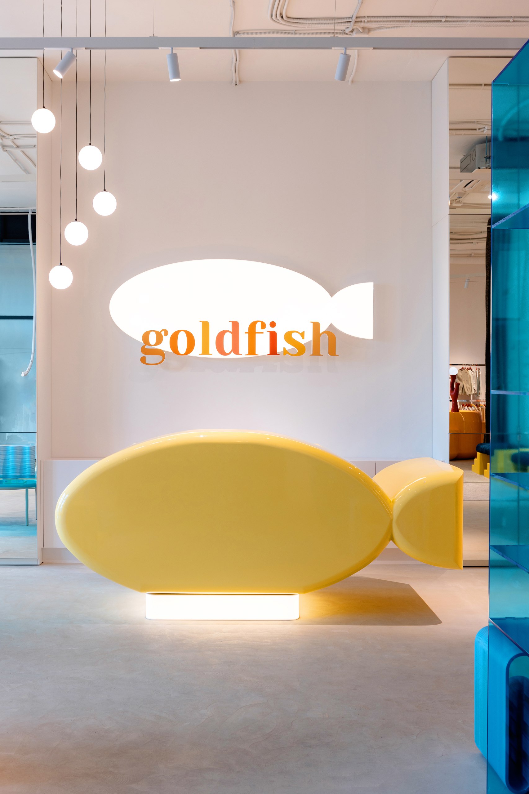 Каждый в детстве хоть раз да мечтал поймать сказочную Золотую Рыбку, а вот у маленьких тюменцев есть своя, причем яркая и огромная, и продают в ней детскую одежду | Сетка — социальная сеть от hh.ru