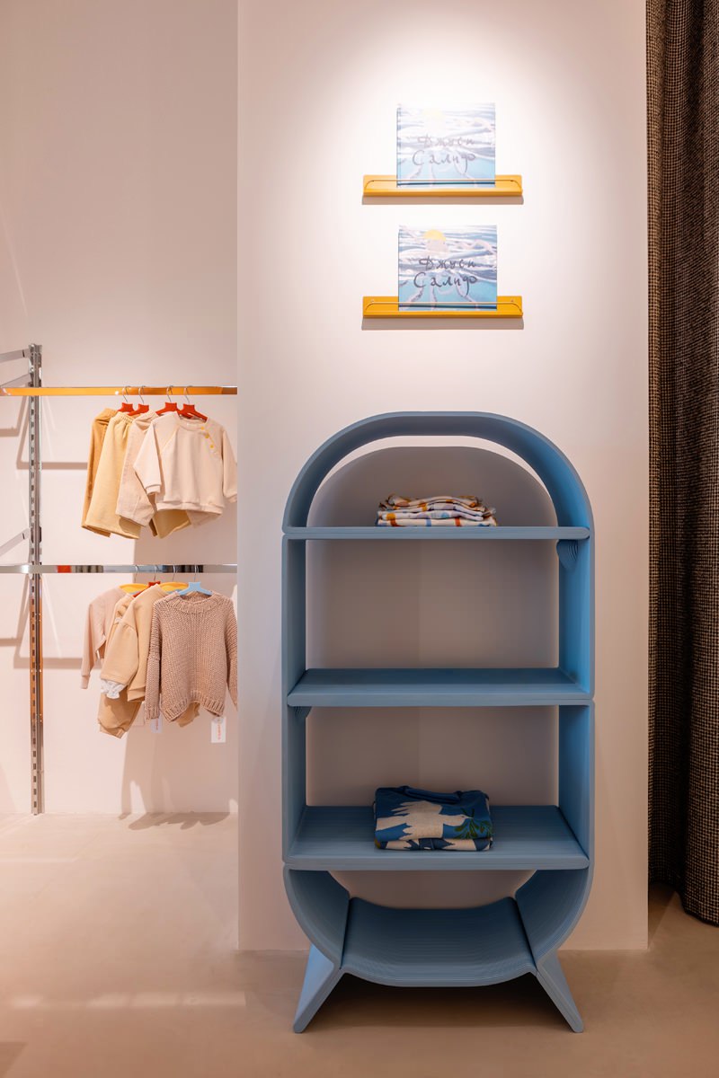 Каждый в детстве хоть раз да мечтал поймать сказочную Золотую Рыбку, а вот у маленьких тюменцев есть своя, причем яркая и огромная, и продают в ней детскую одежду | Сетка — социальная сеть от hh.ru