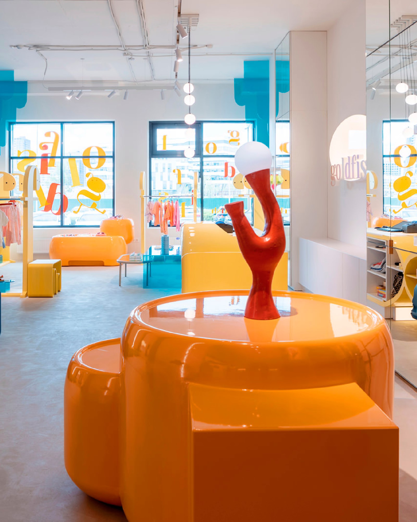 Каждый в детстве хоть раз да мечтал поймать сказочную Золотую Рыбку, а вот у маленьких тюменцев есть своя, причем яркая и огромная, и продают в ней детскую одежду | Сетка — социальная сеть от hh.ru