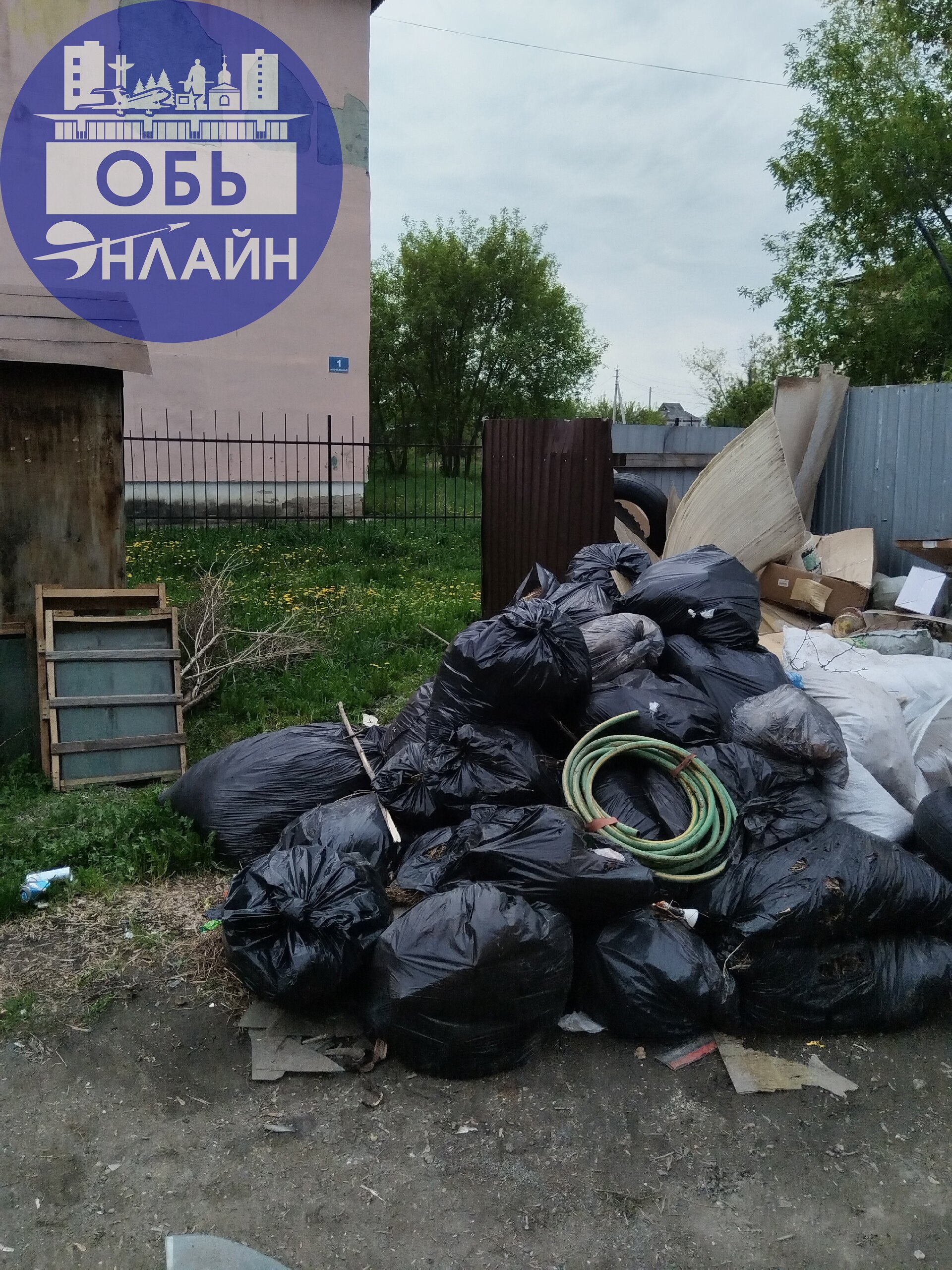 ↗ Уважаемая Администрация города Обь, Павел Витальевич, будьте любезны решите вопрос кто должен вывезти данный мусор МУП Сах или УК Техстрой или ещё кто то???
На протяжении месяца подаются заявки на в... | Сетка — социальная сеть от hh.ru