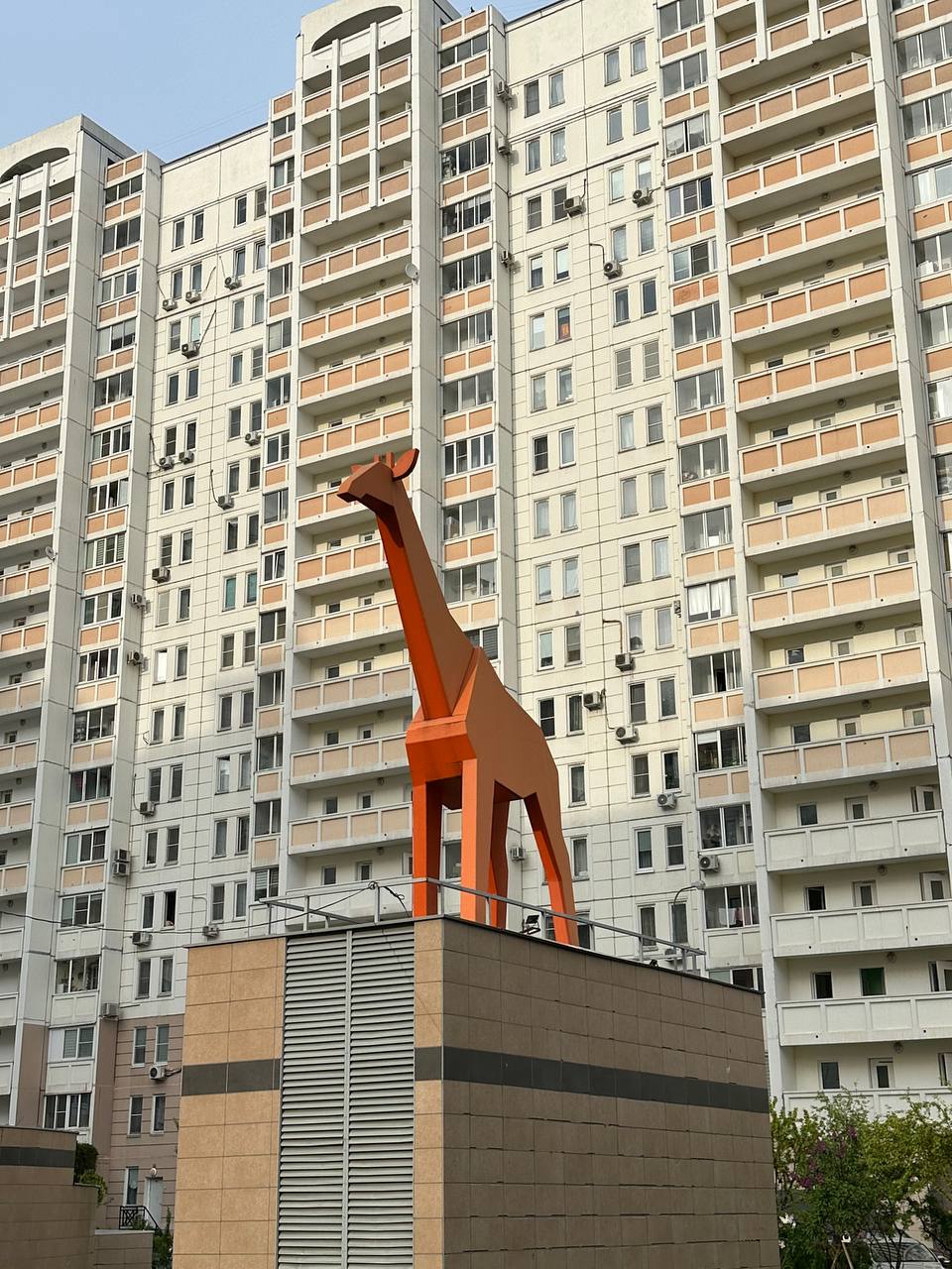 🦒 Вчера ходила на экскурсию «Код города: Марфино»‎ от Музея криптографии‎ и «Глазами инженера»‎. Делюсь парой необычных фактов:
⏺В ЖК «Новое Марфино»‎ однотипные дома обозначены цветами и животными | Сетка — социальная сеть от hh.ru