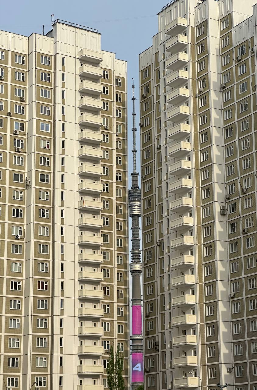 🦒 Вчера ходила на экскурсию «Код города: Марфино»‎ от Музея криптографии‎ и «Глазами инженера»‎. Делюсь парой необычных фактов:
⏺В ЖК «Новое Марфино»‎ однотипные дома обозначены цветами и животными | Сетка — социальная сеть от hh.ru