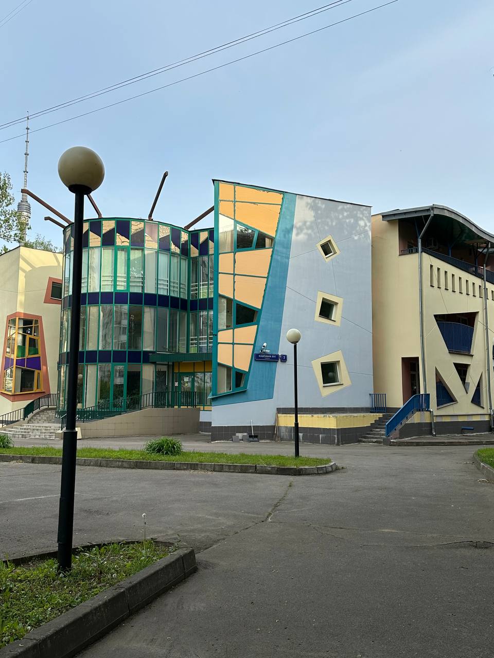 🦒 Вчера ходила на экскурсию «Код города: Марфино»‎ от Музея криптографии‎ и «Глазами инженера»‎. Делюсь парой необычных фактов:
⏺В ЖК «Новое Марфино»‎ однотипные дома обозначены цветами и животными | Сетка — социальная сеть от hh.ru
