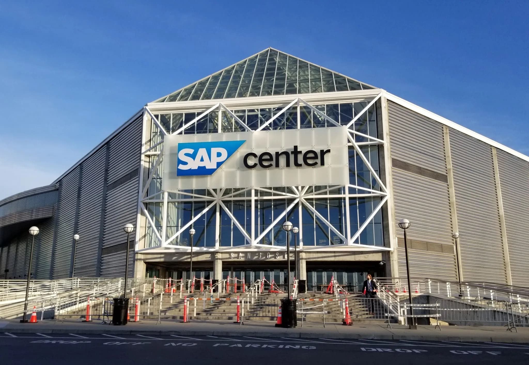 🦈 «Сан-Хосе Шаркс» остаются в SAP Center до 2050 года
Команда и владельцы арены договорились о взаимовыгодном сотрудничестве на долгие годы. Конечно, случиться может всякое, но может и не случиться | Сетка — социальная сеть от hh.ru