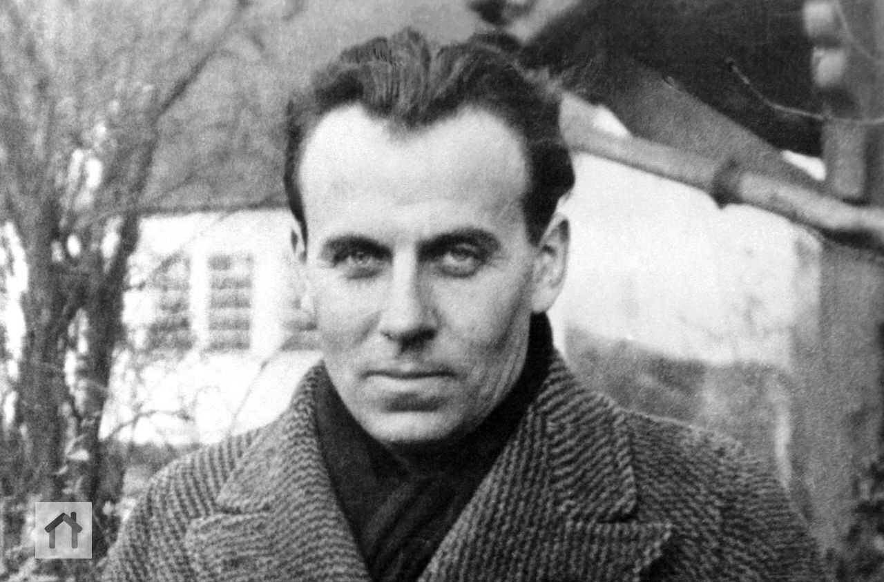 Однажды вы начинаете всё меньше говорить о вещах, которыми больше всего дорожили, а уж если говорите, то через силу.
Вы по горло сыты собственными разговорами. Всячески стараетесь их сократить | Сетка — социальная сеть от hh.ru